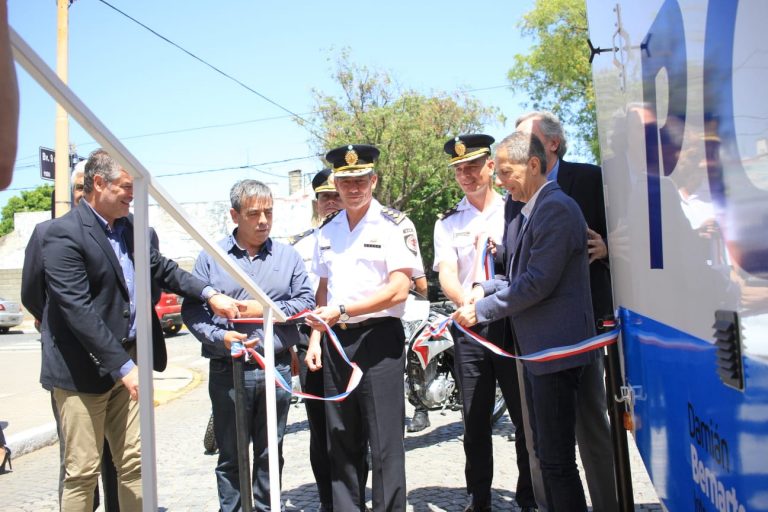 Bernarte entregó una comisaría móvil y dos motos 0 km a la policía