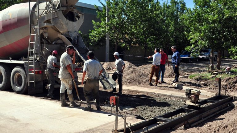 Culminan los trabajos de cordón cuneta en barrio Altos del Prado