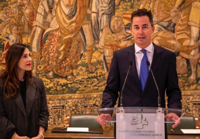 Calvo firmó un convenio con la presidenta del Parlamento Vasco