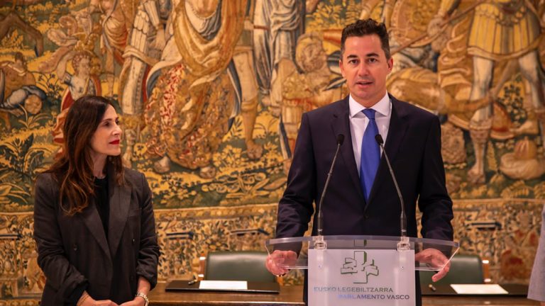 Calvo firmó un convenio con la presidenta del Parlamento Vasco
