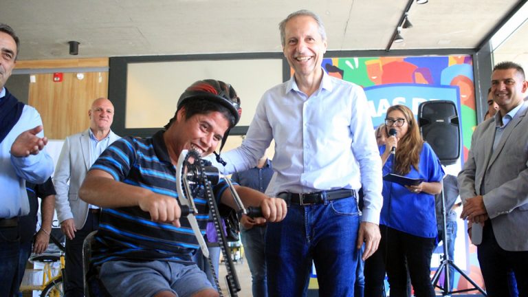Bernarte entregó 5 bicicletas adaptadas a beneficiarios de la ciudad