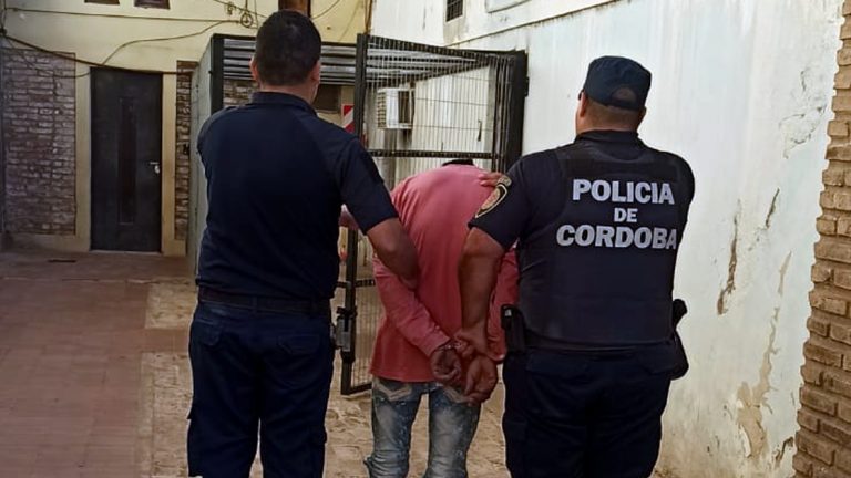 Detienen a hombre robando en una vivienda