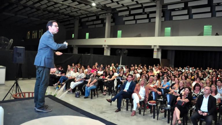 Más de 600 personas disfrutaron de la presentación de Axel Rivas en la ciudad
