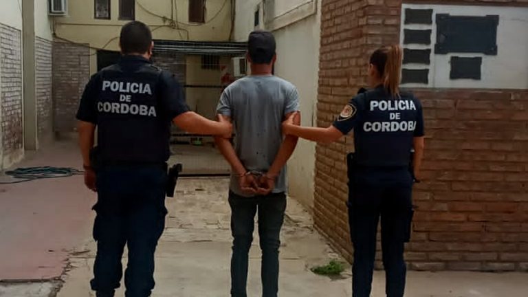 Detienen a hombre que robó placas del cementerio