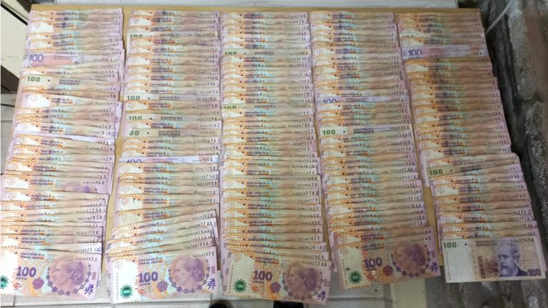 Detienen a una joven e incautan dinero tras allanamiento por estafa