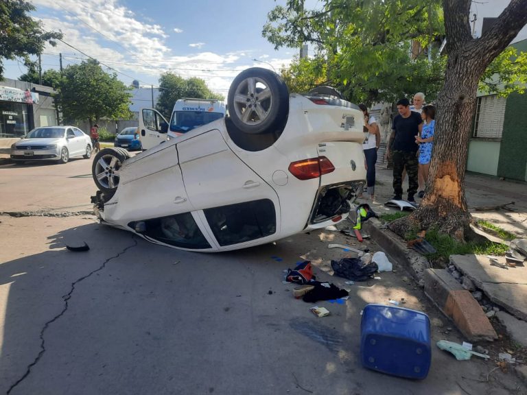 Vuelco con daños materiales