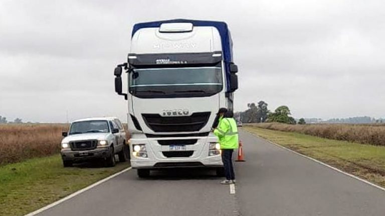 Un camionero fue multado en más de 2 millones por exceso de carga
