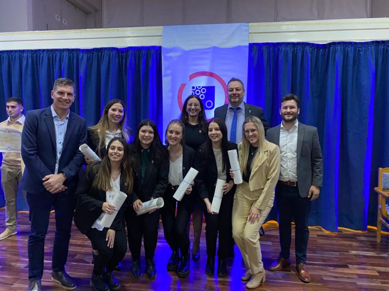 CRES: Diseñadoras Industriales recibieron sus diplomas