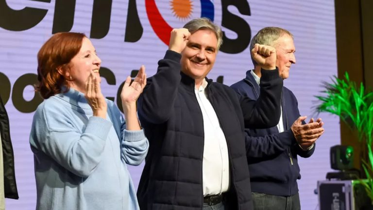 Llaryora mima a un electorado que no lo votó