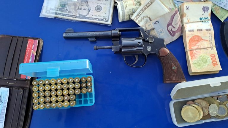 Armas, dinero y un auto robado en Mendoza: Una cinematográfica persecución termina con dos detenidos