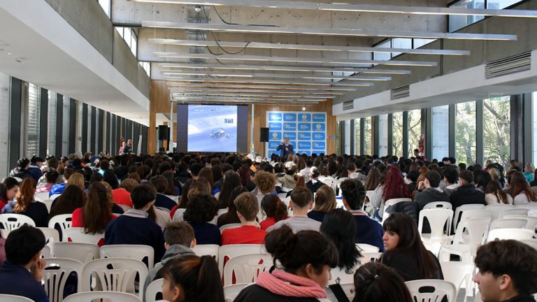500 alumnos de 5º año de la ciudad participaron de charla sobre seguridad vial de motovehículos