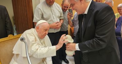 En el Vaticano, el sanfrancisqueño Martín Llaryora invitó al Papa a visitar Córdoba