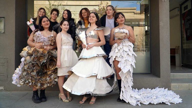 Vestido de novia, papel, tijera…