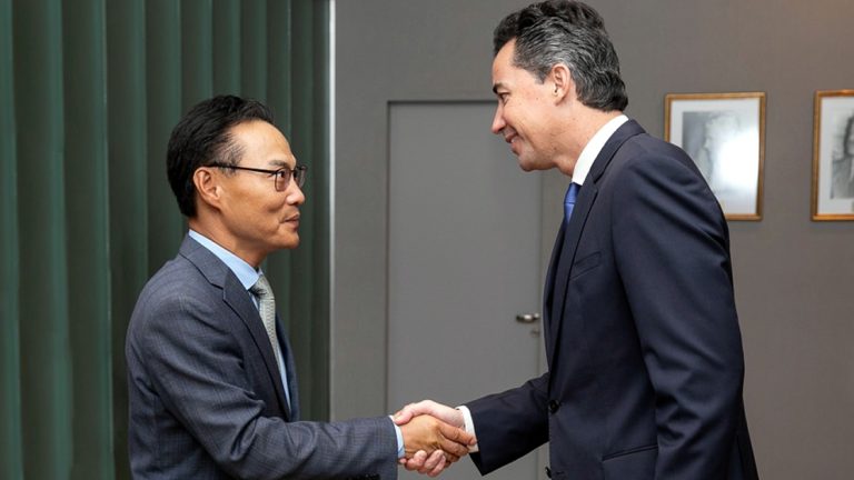 El vicegobernador Manuel Calvo se reunió con el Embajador de Corea del Sur