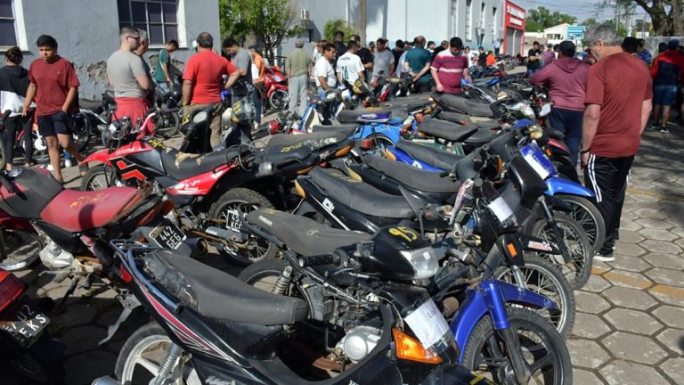 El municipio llevó a cabo un nuevo remate de motos y autos