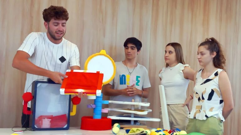 Alumnos de Cres entregaron proyectos a APADIM