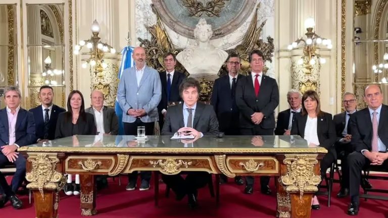 Milei habilitó las privatizaciones, derogó la Ley de Alquileres y desreguló las obras sociales