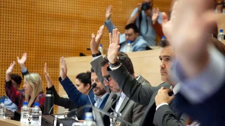 Legislatura de Córdoba: Llaryora consiguió los votos para la suba en los aportes a los estatales