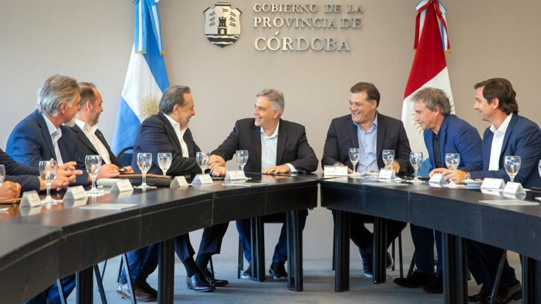 Llaryora se reunió con representantes del sector turístico