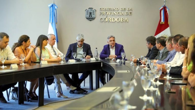 Llaryora recibió a todos los directores de los hospitales provinciales