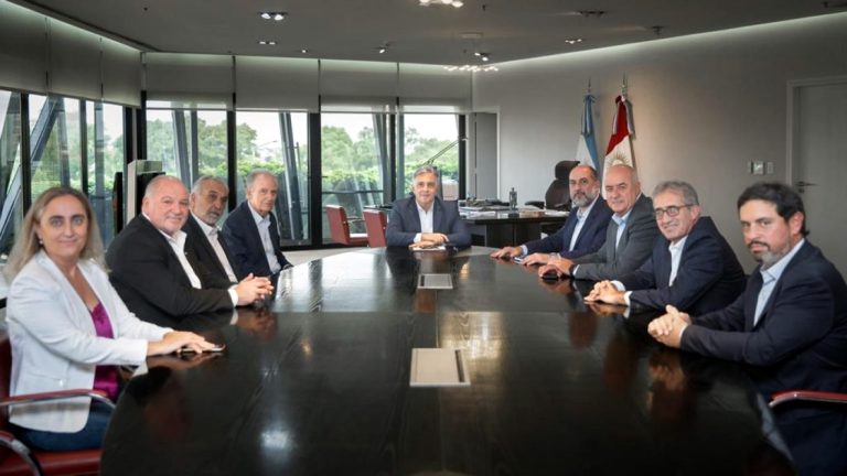 El gobernador Martín Llaryora recibió a dirigentes del G 6