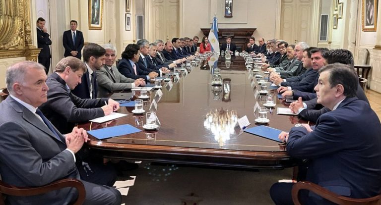 Milei confirmó a los gobernadores que restablecerá el Impuesto a las Ganancias por un año