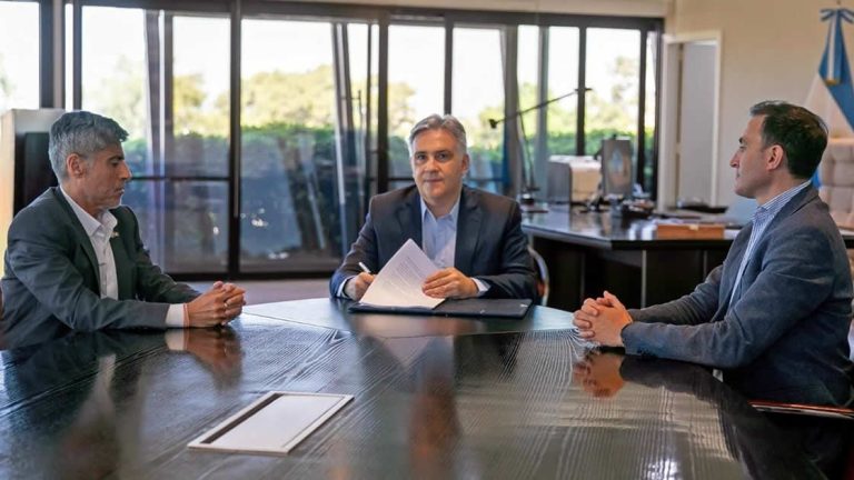 Llaryora promulgó la nueva ley de seguridad provincial