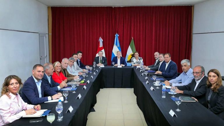 Cruz del Eje: Llaryora encabezó la primera reunión de gabinete