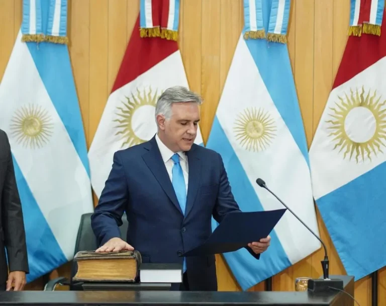 Llaryora juró como gobernador y anunció la baja de salarios de los funcionarios políticos