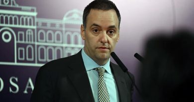 Es con la misma vara, ministro Adorni