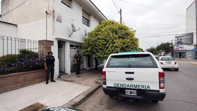 Cinco personas detenidas como resultado de allanamientos simultáneos en Villa María y Villa Nueva