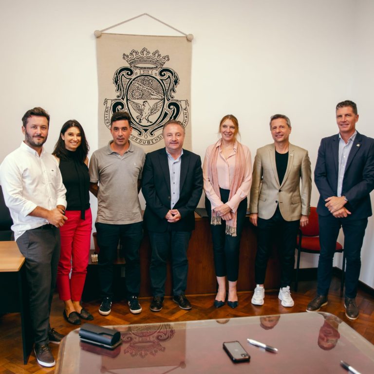 Bernarte firmó un convenio histórico con la Universidad Nacional de Córdoba