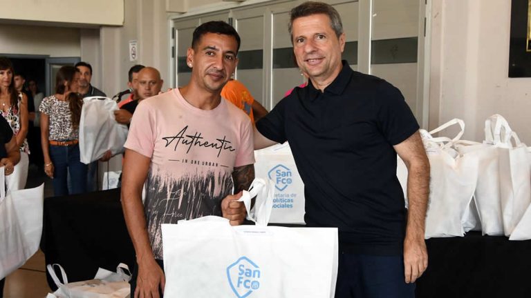 Bernarte entregó kits de útiles escolares y zapatillas para niños y niñas de la ciudad