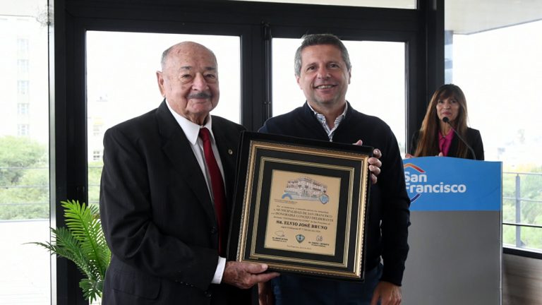 Bernarte entregó distinción a Elvio José Bruno
