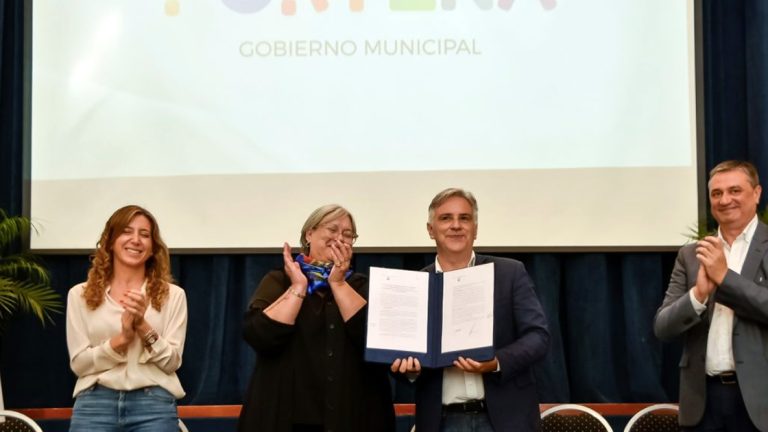 Porteña: Llaryora anunció fondos para obras de cloacas