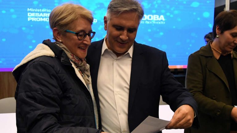 Llaryora visitó la ciudad e hizo entrega de escrituras sociales, créditos y el anuncio de obras