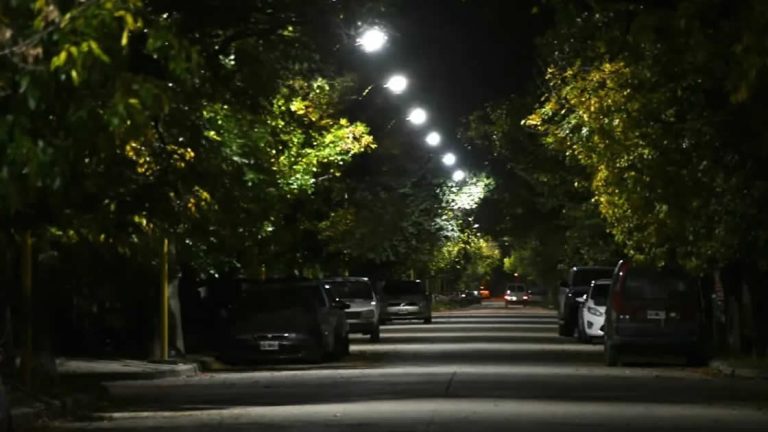 Luces LED: el municipio avanza en la última etapa de equipamiento en el sector este