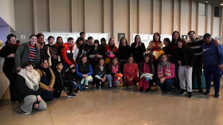 La campaña «Al frío le ponemos corazón» continua con las entregas de lo confeccionado