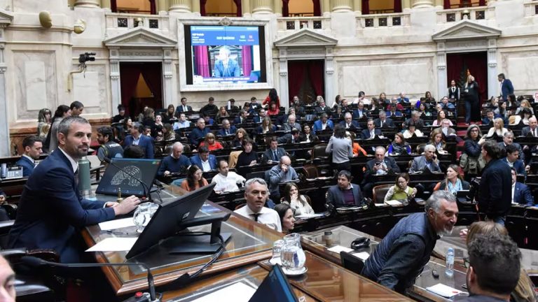 La oposición unida impulsa una ley para ponerles límite a los DNU de Milei
