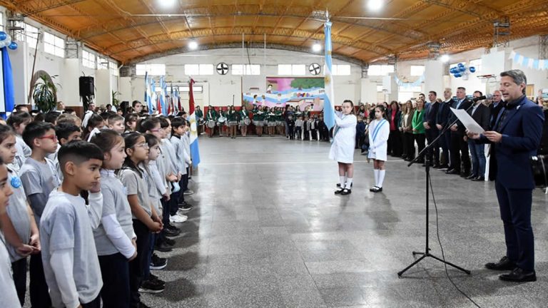 Bernarte tomó la promesa de lealtad a la Bandera a estudiantes de cuarto grado