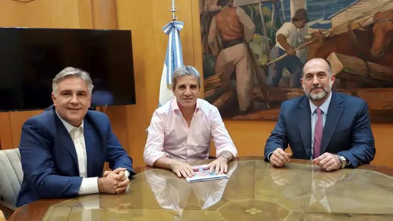 Llaryora se reunió con Caputo por obras, Caja y avales para créditos