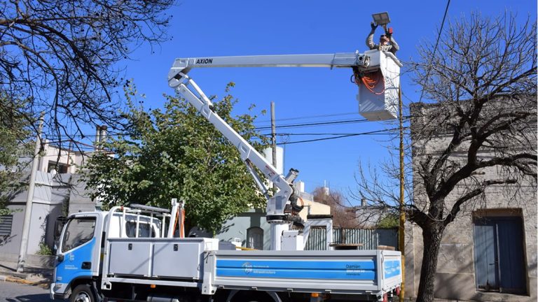 Comenzaron los trabajos para la colocación de luces LED en barrio Roque Sáenz Peña