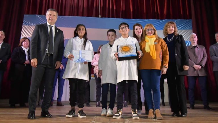 Bernarte entregó la Distinción ‘Manuel Belgrano’ a estudiantes destacados de la ciudad