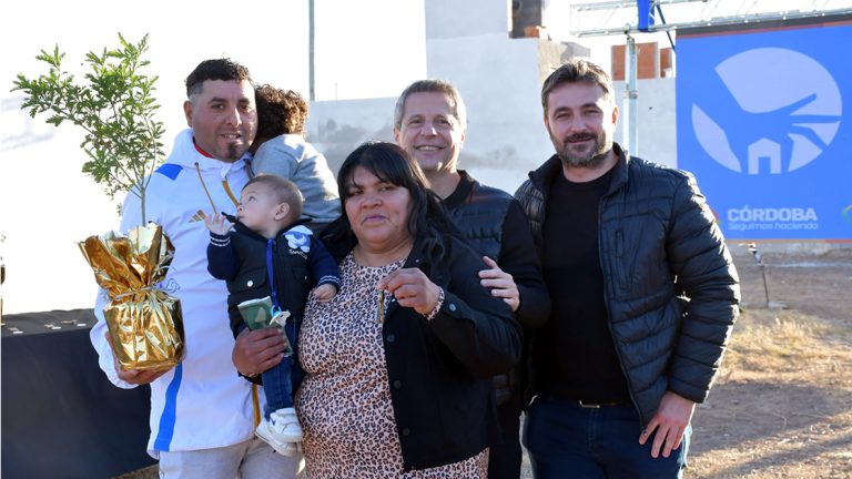 Bernarte entregó cinco viviendas semilla en la ciudad