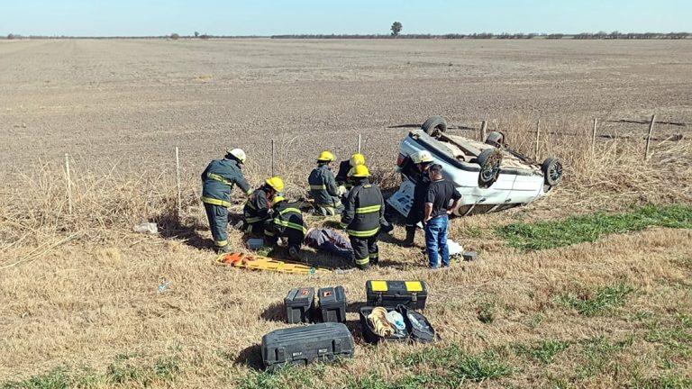 Dos personas fueron hospitalizadas tras un vuelco en la Ruta Nº19