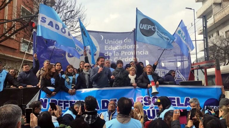 Llaryora irá por una suba porcentual y la UEPC reclama por los días de paro