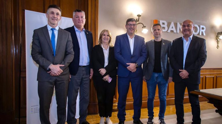 Bernarte suscribió un crédito para la compra de cuatro vehículos para la Municipalidad