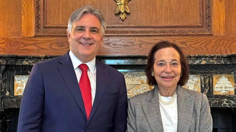 Llaryora cerró su gira en Estados Unidos en el Council of the Americas