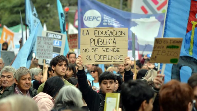 Universidades nacionales realizan un paro exigiendo la aprobación del proyecto presupuestario
