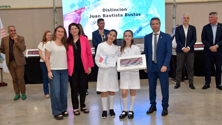 Abanderados y escoltas de la Bandera provincial recibieron la distinción Juan Bautista Bustos